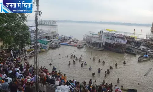 वाराणसी में बढ़ रहा गंगा का जलस्तर, नाव संचालन पर रोक; NDRF और जल पुलिस ने संभाला मोर्चा
