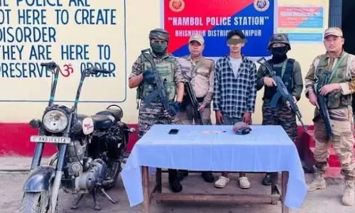 मणिपुर: पांच उग्रवादी गिरफ्तार, वसूली के पैसे और हथियार बरामद मणिपुर: पांच उग्रवादी गिरफ्तार, वसूली के पैसे और हथियार बरामद