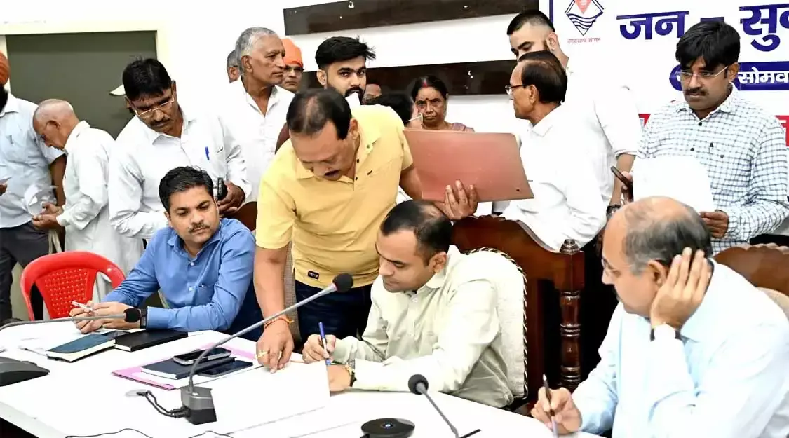 जनसुनवाई में अधिकारियों ने 32 शिकायतें मौके पर निपटाईं