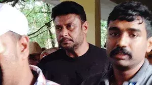 फैन मर्डर मामला: दर्शन की अर्जी पर कोर्ट का फैसला फैन मर्डर मामला: दर्शन की अर्जी पर कोर्ट का फैसला