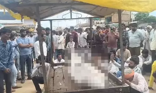 शिवपुरी में बिजली करंट से युवक की मौत, गुस्साए ग्रामीणों ने सड़क जाम कर किया प्रदर्शन