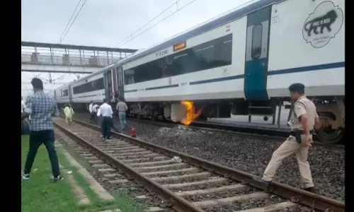 वंदे भारत के ट्रैक पर आग लगी; तिरुवनंतपुरम के पेटा में ट्रेनें रोकी गईं।