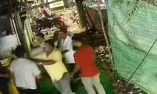 कोलकाता में दुर्गा पूजा क्लब पर हमला, भाजपा और टीएमसी के बीच आरोप-प्रत्यारोप का दौर शुरू कोलकाता में दुर्गा पूजा क्लब पर हमला, भाजपा और टीएमसी के बीच आरोप-प्रत्यारोप का दौर शुरू