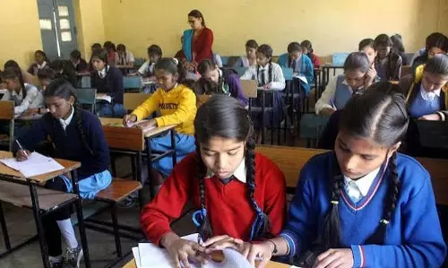 स्कूल में सुविधाओं की कमी से छात्र परेशान स्कूल में सुविधाओं की कमी से छात्र परेशान