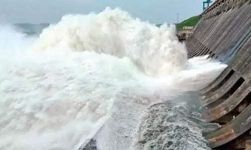 हीराकुंड से बढ़ा जलप्रवाह हीराकुंड से बढ़ा जलप्रवाह