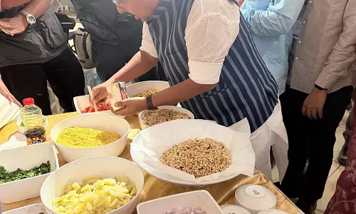 कोलकाता में नितिन नवीन ने लिया झालमुरी का स्वाद