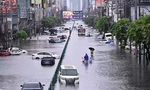 भारी बारिश के बाद बैंकॉक में घट रहा जलस्तर भारी बारिश के बाद बैंकॉक में घट रहा जलस्तर