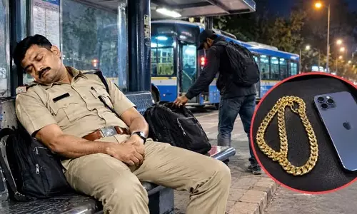 बस स्टॉप पर सोए इंस्पेक्टर की चेन चोरी बस स्टॉप पर सोए इंस्पेक्टर की चेन चोरी