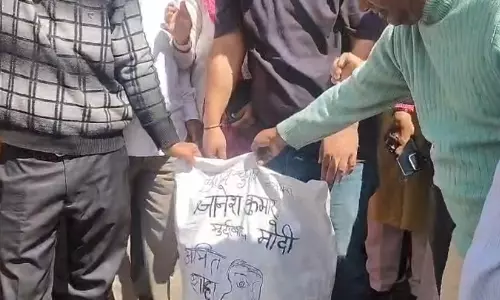 सेवा संकल्प अभियान के तहत ग्रामीणों को योजनाओं की जानकारी दी सेवा संकल्प अभियान के तहत ग्रामीणों को योजनाओं की जानकारी दी
