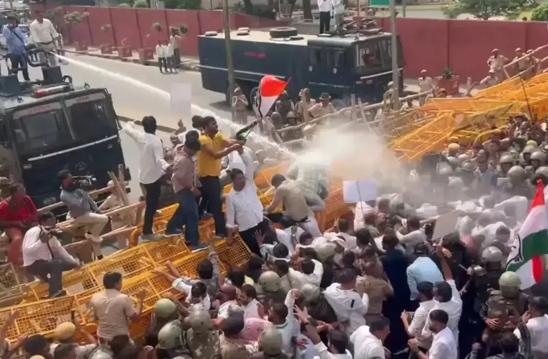 चुनाव आयोग के खिलाफ सड़क पर उतरी कांग्रेस, वोट चोरी के आरोप लगाए चुनाव आयोग के खिलाफ सड़क पर उतरी कांग्रेस, वोट चोरी के आरोप लगाए