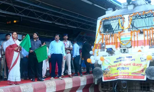 मंत्री लक्ष्मी राजवाड़े ने भारत गौरव टूरिस्ट ट्रेन को दिखाई हरी झंडी मंत्री लक्ष्मी राजवाड़े ने भारत गौरव टूरिस्ट ट्रेन को दिखाई हरी झंडी