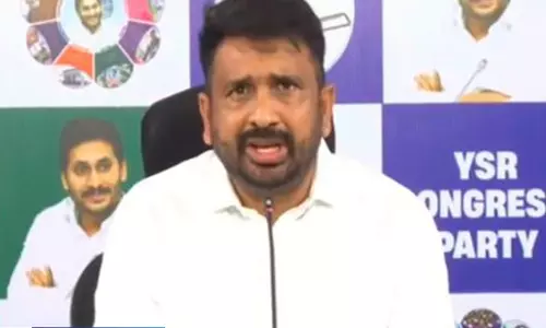 सरकारी कर्मचारियों के मुद्दे पर YSRCP का हमला मीडिया के एक हिस्से पर उठाए सवाल सरकारी कर्मचारियों के मुद्दे पर YSRCP का हमला मीडिया के एक हिस्से पर उठाए सवाल