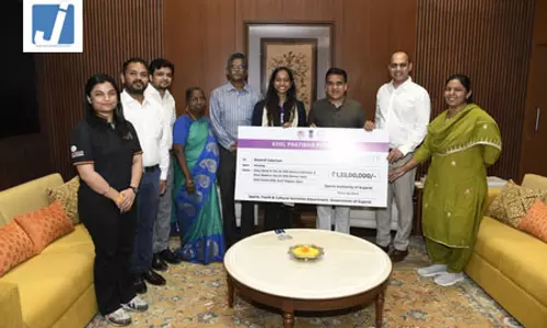 एशियाई खेलों की पदक विजेता एलावेनिल वलारिवन को डिप्टी सीएम ने दिए 1.33 करोड़ रुपए एशियाई खेलों की पदक विजेता एलावेनिल वलारिवन को डिप्टी सीएम ने दिए 1.33 करोड़ रुपए