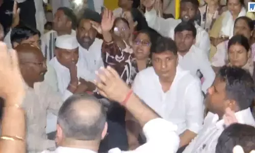 परवेश वर्मा के खिलाफ FIR की मांग, AAP ने विकासपुरी थाने के बाहर किया प्रदर्शन