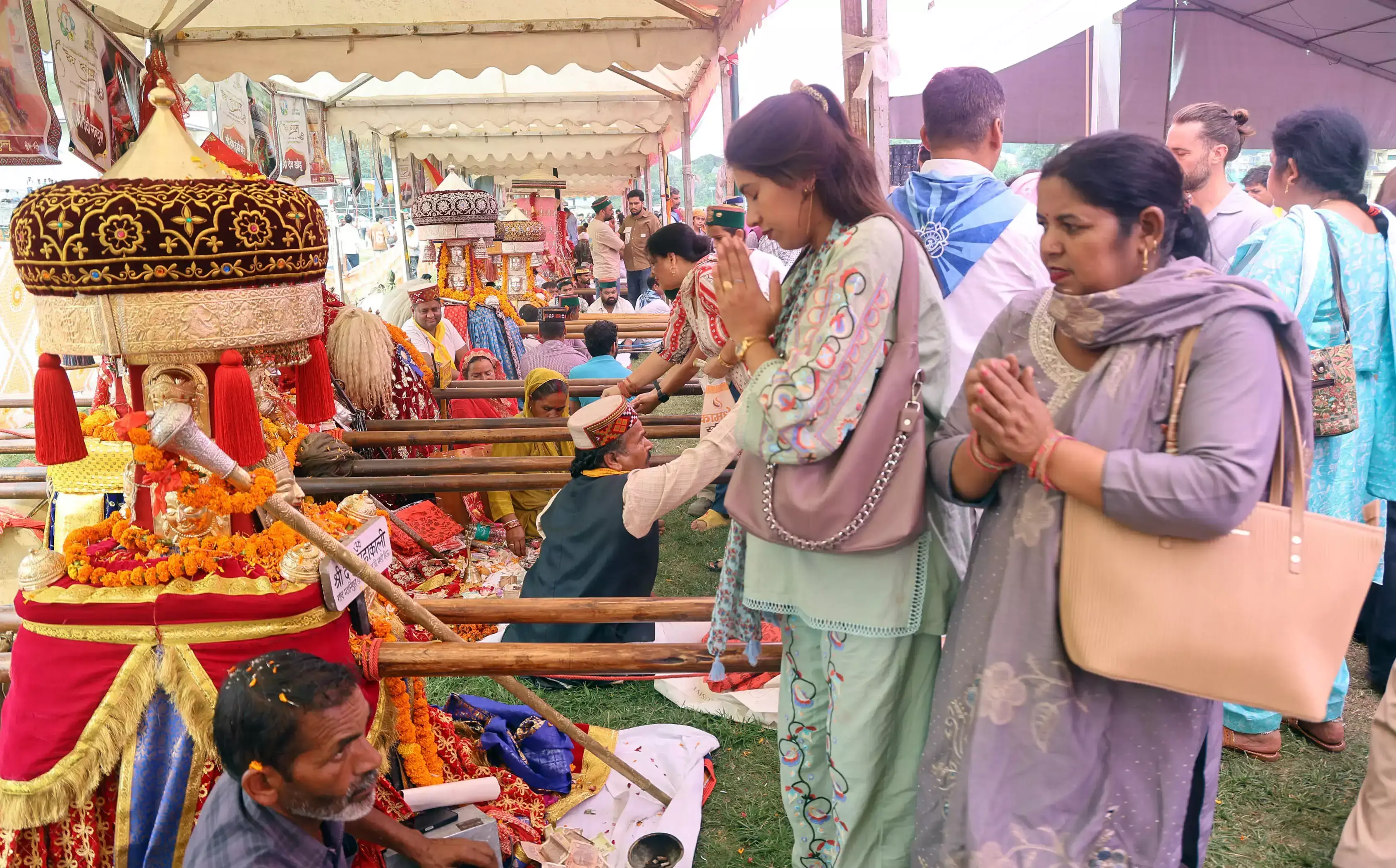देवी-देवताओं की मौजूदगी में सजा पड्डल मैदान, जुटे साई भक्त देवी-देवताओं की मौजूदगी में सजा पड्डल मैदान, जुटे साई भक्त