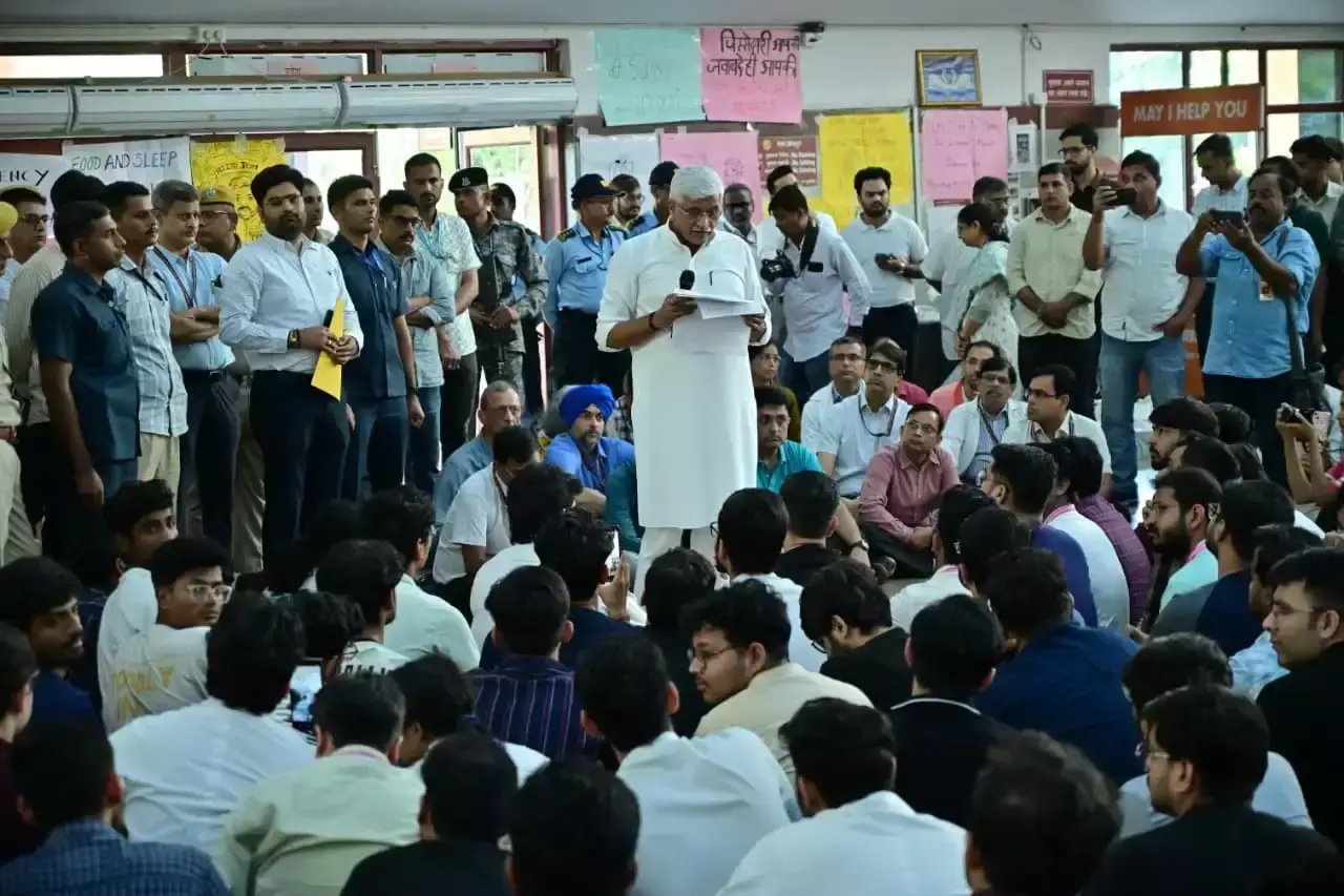रेजिडेंट डॉक्टरों ने खत्म की हड़ताल, एम्स निदेशक हटाए गए रेजिडेंट डॉक्टरों ने खत्म की हड़ताल, एम्स निदेशक हटाए गए