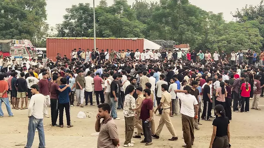 फगवाड़ा में LPU छात्रों का प्रदर्शन खत्म, 15 घंटे बाद नेशनल हाईवे-44 पर यातायात बहाल फगवाड़ा में LPU छात्रों का प्रदर्शन खत्म, 15 घंटे बाद नेशनल हाईवे-44 पर यातायात बहाल