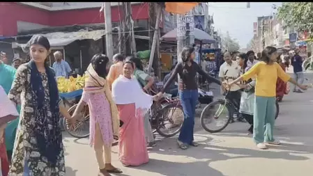 अस्पताल में महिला की मौत पर बवाल, परिजनों और स्थानीय लोगों ने किया सड़क जाम अस्पताल में महिला की मौत पर बवाल, परिजनों और स्थानीय लोगों ने किया सड़क जाम