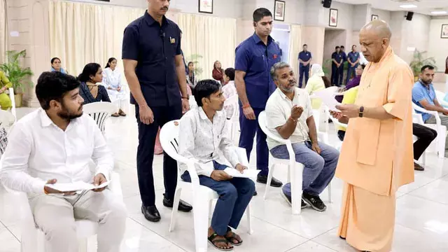जनता दर्शन में CM योगी ने सुनीं लोगों की समस्याएं जनता दर्शन में CM योगी ने सुनीं लोगों की समस्याएं