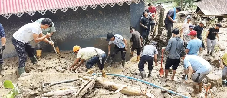 खराब मौसम के बाद राहत, रिम्बी के निवासियों ने खुद संभाली जिम्मेदारी खराब मौसम के बाद राहत, रिम्बी के निवासियों ने खुद संभाली जिम्मेदारी