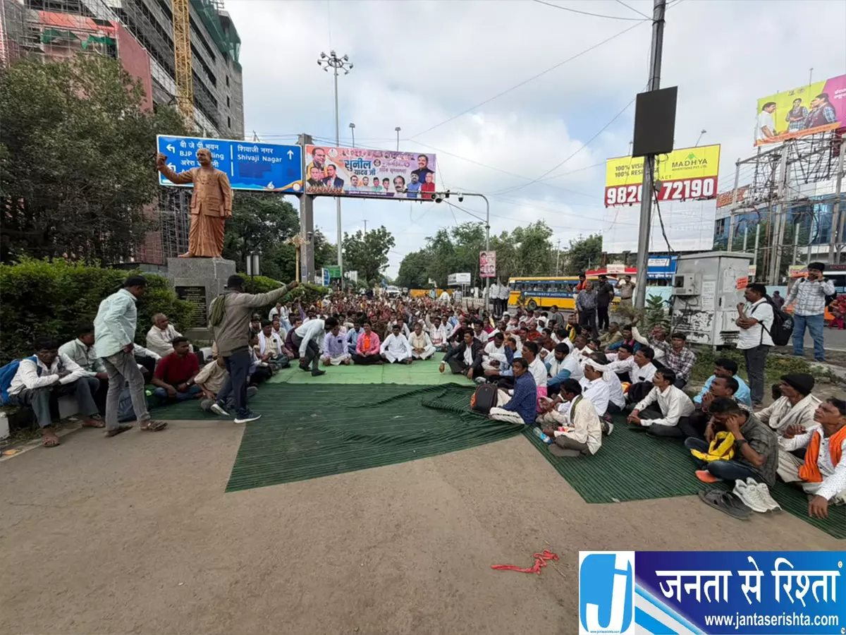 भोपाल में आउटसोर्स और अस्थायी कर्मचारियों का प्रदर्शन भोपाल में आउटसोर्स और अस्थायी कर्मचारियों का प्रदर्शन