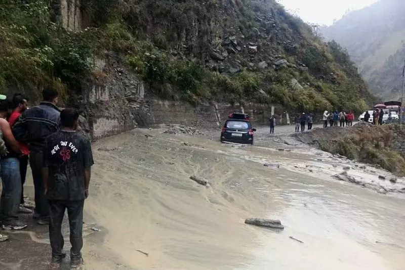किन्नौर में NH-05 बंद, यातायात प्रभावित किन्नौर में NH-05 बंद, यातायात प्रभावित