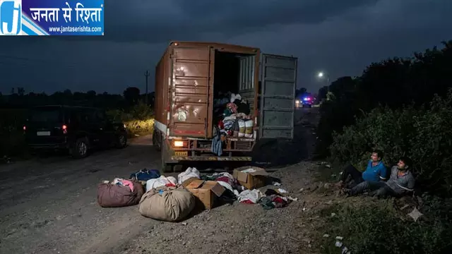 हापुड़ में गन प्वाइंट पर 50 लाख के कपड़ों से भरा कैंटर लूटा, ड्राइवर-कंडक्टर को जंगल में फेंका हापुड़ में गन प्वाइंट पर 50 लाख के कपड़ों से भरा कैंटर लूटा, ड्राइवर-कंडक्टर को जंगल में फेंका