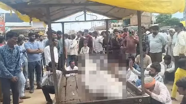 शिवपुरी में बिजली करंट से युवक की मौत, गुस्साए ग्रामीणों ने सड़क जाम कर किया प्रदर्शन शिवपुरी में बिजली करंट से युवक की मौत, गुस्साए ग्रामीणों ने सड़क जाम कर किया प्रदर्शन