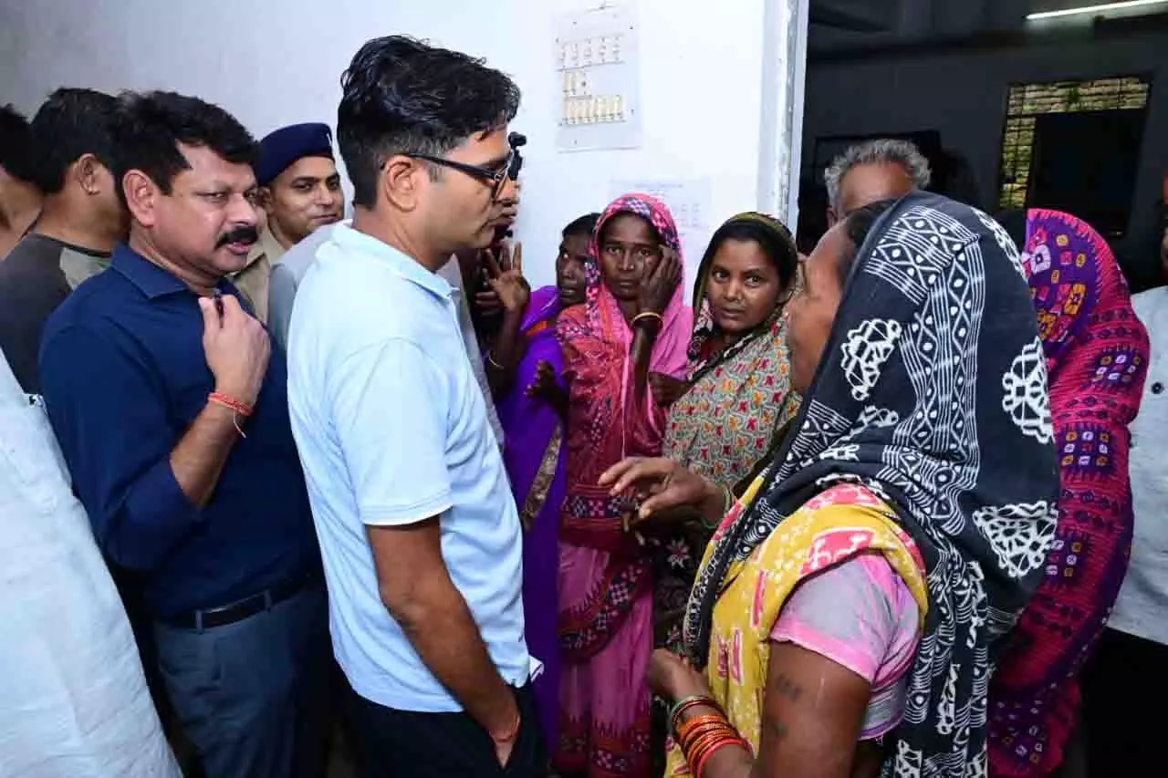 बाढ़ की मुश्किल घड़ी में अपनों के बीच पहुंचे वित्त मंत्री ओ.पी. चौधरी बाढ़ की मुश्किल घड़ी में अपनों के बीच पहुंचे वित्त मंत्री ओ.पी. चौधरी