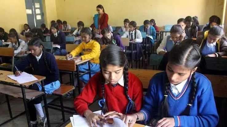 स्कूल में सुविधाओं की कमी से छात्र परेशान स्कूल में सुविधाओं की कमी से छात्र परेशान