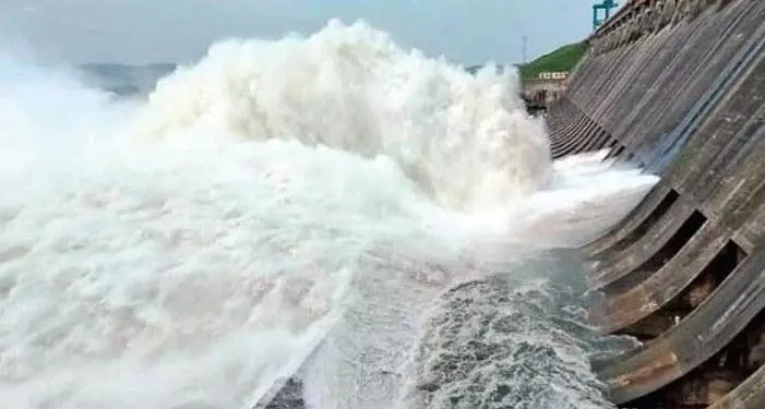 हीराकुंड से बढ़ा जलप्रवाह हीराकुंड से बढ़ा जलप्रवाह