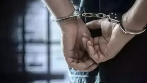 दिल्ली में एक करोड़ की रंगदारी मांगने वाला आरोपी गिरफ्तार, दो अवैध पिस्तौल और 14 कारतूस बरामद दिल्ली में एक करोड़ की रंगदारी मांगने वाला आरोपी गिरफ्तार, दो अवैध पिस्तौल और 14 कारतूस बरामद