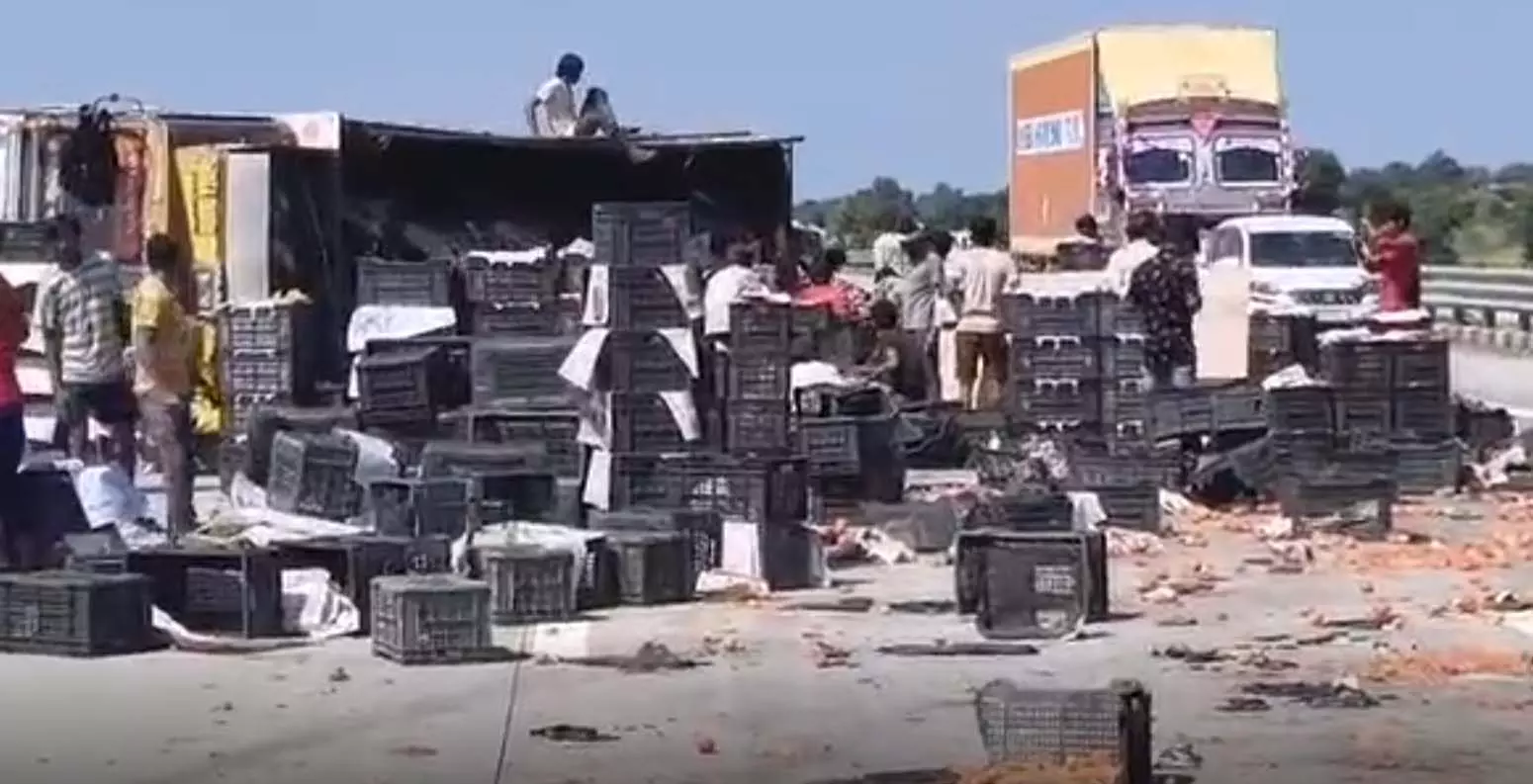 दो कंटेनर भिड़े, सड़क पर बिखरे टमाटर से थमा ट्रैफिक दो कंटेनर भिड़े, सड़क पर बिखरे टमाटर से थमा ट्रैफिक