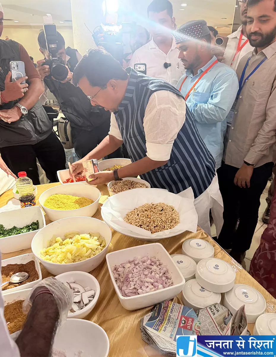 कोलकाता में नितिन नवीन ने लिया झालमुरी का स्वाद कोलकाता में नितिन नवीन ने लिया झालमुरी का स्वाद