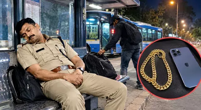 बस स्टॉप पर सोए इंस्पेक्टर की चेन चोरी बस स्टॉप पर सोए इंस्पेक्टर की चेन चोरी