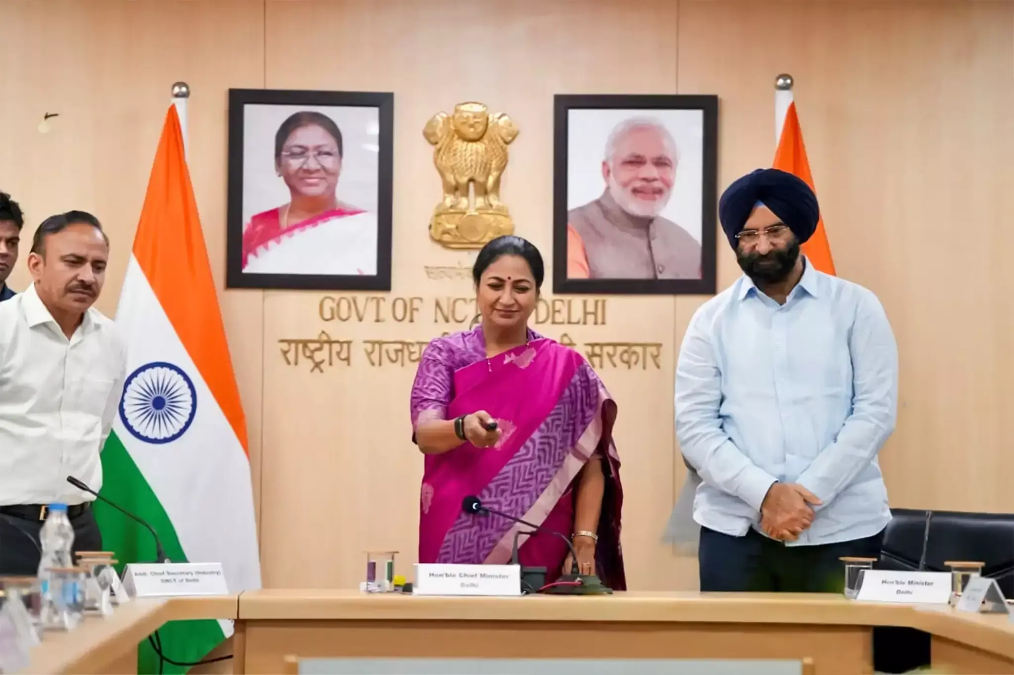 रेखा गुप्ता ने लॉन्च किया उद्योग मित्र पोर्टल, आसान होंगी कारोबारी मंजूरियां रेखा गुप्ता ने लॉन्च किया उद्योग मित्र पोर्टल, आसान होंगी कारोबारी मंजूरियां