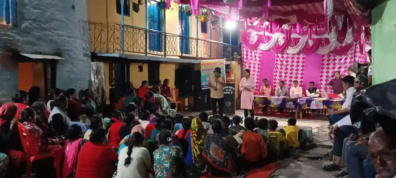 ग्रामीणों को लोकगीतों के जरिए समझाईं सरकारी योजनाएं ग्रामीणों को लोकगीतों के जरिए समझाईं सरकारी योजनाएं