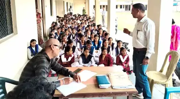 एएचटीयू टीम का अनोखा अंदाज, गुरुजी बनकर स्कूल पहुंचे कर्मी एएचटीयू टीम का अनोखा अंदाज, गुरुजी बनकर स्कूल पहुंचे कर्मी