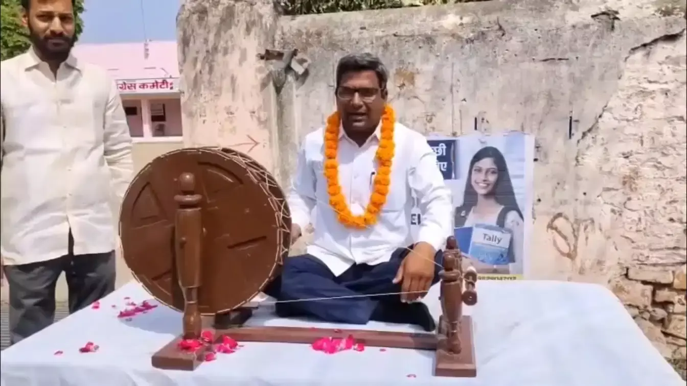चरखा लेकर सत्याग्रह पर बैठे पालीवाल, डोटासरा के खिलाफ जताया विरोध चरखा लेकर सत्याग्रह पर बैठे पालीवाल, डोटासरा के खिलाफ जताया विरोध