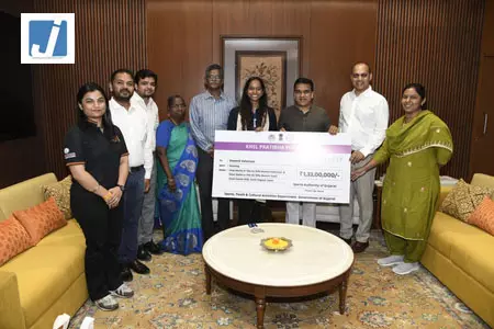 एशियाई खेलों की पदक विजेता एलावेनिल वलारिवन को डिप्टी सीएम ने दिए 1.33 करोड़ रुपए एशियाई खेलों की पदक विजेता एलावेनिल वलारिवन को डिप्टी सीएम ने दिए 1.33 करोड़ रुपए