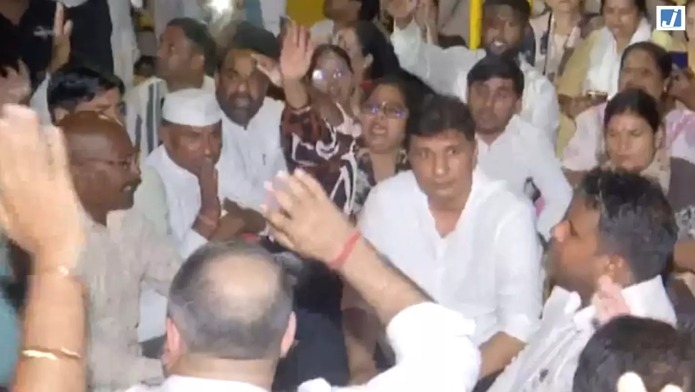 परवेश वर्मा के खिलाफ FIR की मांग, AAP ने विकासपुरी थाने के बाहर किया प्रदर्शन परवेश वर्मा के खिलाफ FIR की मांग, AAP ने विकासपुरी थाने के बाहर किया प्रदर्शन
