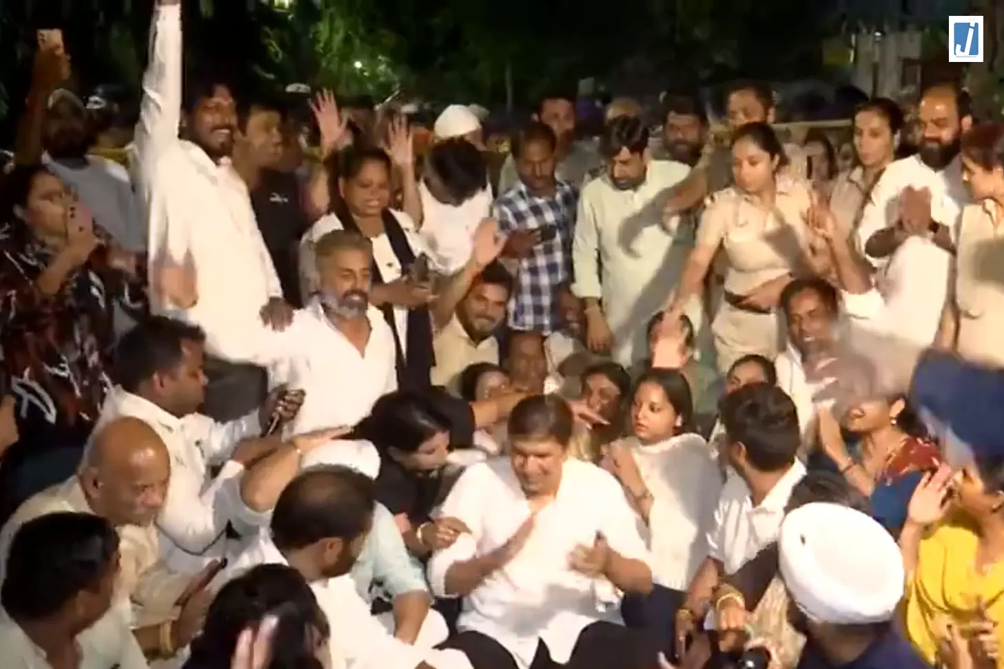 प्रवेश वर्मा के खिलाफ FIR की मांग, सौरभ भारद्वाज समेत AAP नेता हिरासत में प्रवेश वर्मा के खिलाफ FIR की मांग, सौरभ भारद्वाज समेत AAP नेता हिरासत में