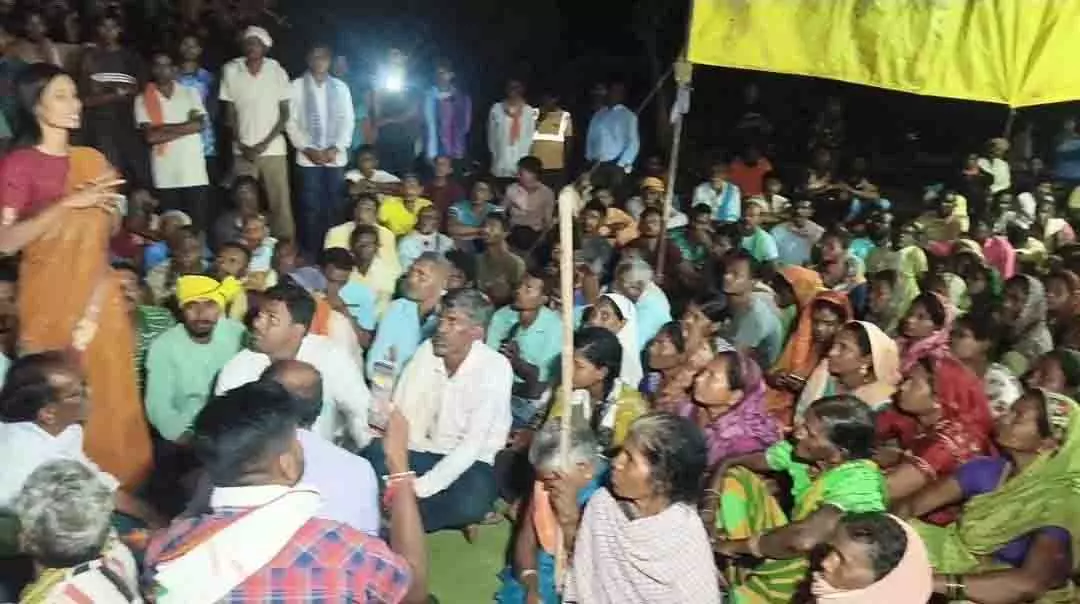 तीन दिन तक चला चक्काजाम खत्म, SDM के आश्वासन के बाद ग्रामीणों ने खोला रास्ता तीन दिन तक चला चक्काजाम खत्म, SDM के आश्वासन के बाद ग्रामीणों ने खोला रास्ता