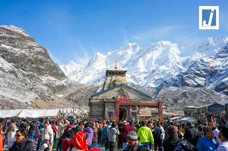 चारधाम यात्रा में आस्था की लहर, केदारनाथ-बद्रीनाथ समेत धामों में रिकॉर्ड भीड़ चारधाम यात्रा में आस्था की लहर, केदारनाथ-बद्रीनाथ समेत धामों में रिकॉर्ड भीड़