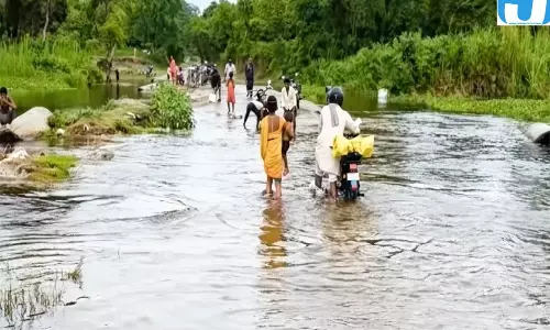 कुशीनगर में नदी का बांध टूटने से कई गांवों में आई बाढ़