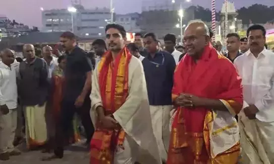 Andhra: नारा लोकेश, सिंगापुर के मंत्री शनमुगम ने तिरुमाला में प्रार्थना की Andhra: नारा लोकेश, सिंगापुर के मंत्री शनमुगम ने तिरुमाला में प्रार्थना की