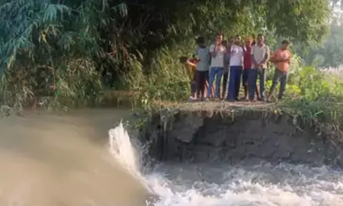 कुशीनगर में एपी तटबंध टूटा, छह से अधिक गांवों की 20 हजार आबादी बाढ़ से प्रभावित कुशीनगर में एपी तटबंध टूटा, छह से अधिक गांवों की 20 हजार आबादी बाढ़ से प्रभावित