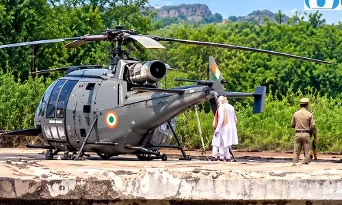 वाराणसी एयर शो से पहले अंधऊ हवाई पट्टी पर हेलीकॉप्टर की लैंडिंग