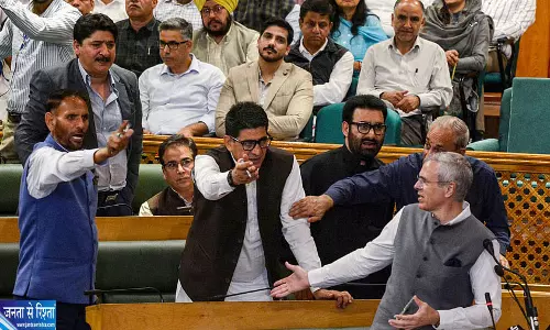 जम्मू-कश्मीर विधानसभा में राज्य दर्जे के प्रस्ताव पर हंगामा, स्पीकर हटाने की मांग पर अड़ी BJP जम्मू-कश्मीर विधानसभा में राज्य दर्जे के प्रस्ताव पर हंगामा, स्पीकर हटाने की मांग पर अड़ी BJP