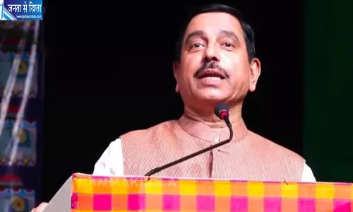 गन्ना किसानों को दिल्ली आने का न्योता, प्रह्लाद जोशी बोले- सड़कों पर प्रदर्शन की जरूरत नहीं गन्ना किसानों को दिल्ली आने का न्योता, प्रह्लाद जोशी बोले- सड़कों पर प्रदर्शन की जरूरत नहीं
